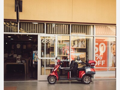Palisades Center Introduces Scoozer: Two-Seater Electric Scooters for Enhanced Shopping Experience 